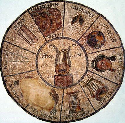 Símbolos de Mnemosyne e as nove Musas, mosaico grego de Elis C1st BC, Museu Arqueológico de Elis