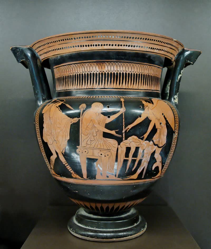 Os Boréadas alados, um de cada lado, socorrem Fineu — sentado, cego e velho — das Harpias que lhe roubavam a comida da mesa. Lado A de uma cratera de colunas ática de figuras vermelhas, ca. 460 a.C., do Pintor de Leningrado; achada em Altamura. Musée du Louvre, Paris (G 364).