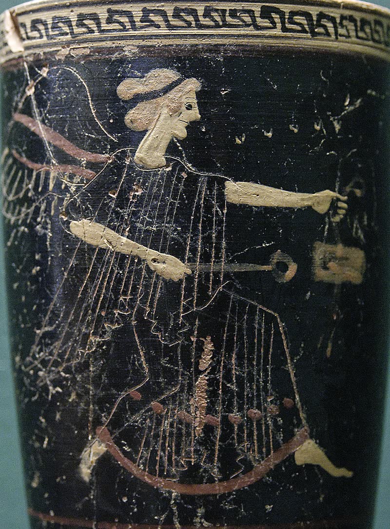 Íris corre com o cadúceu na mão, as asas abertas e o manto preso ao ombro. Lécito ático na técnica de Six, com as figuras pintadas em cores sobrepostas ao verniz negro, atribuído ao Pintor de Diosfos; achado em Tanagra. Musée du Louvre, Paris (L 43).