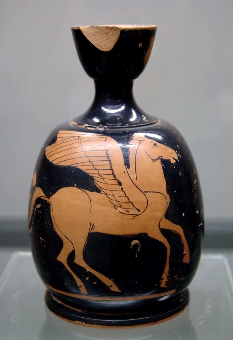 Pégaso a galope para a direita, a asa aberta sobre o dorso e a crina em pé, pintado no bojo inteiro do vaso. Lekythos bojudo ático de figuras vermelhas, 480–460 a.C., atribuído ao Pintor de Bowdoin, achado na Sicília. Staatliche Antikensammlungen, Munique (inv. 2504).